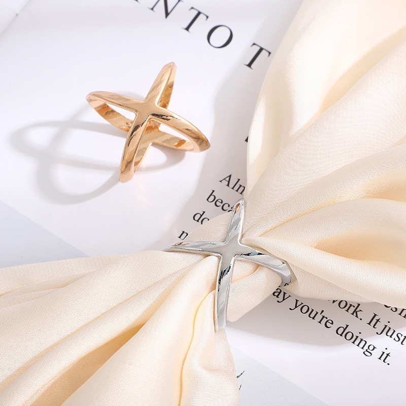 X-Shaped Scarf Clips - Elegant - Candle X recension och pris